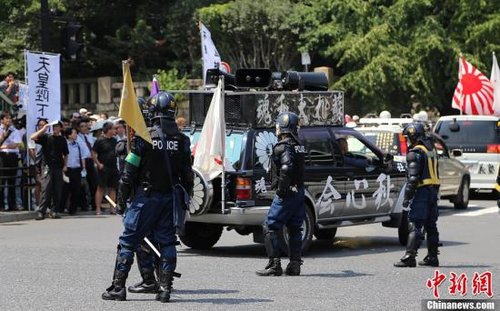 現(xiàn)場10多名日本警察身穿防暴制服，嚴(yán)防右翼份子鬧事。