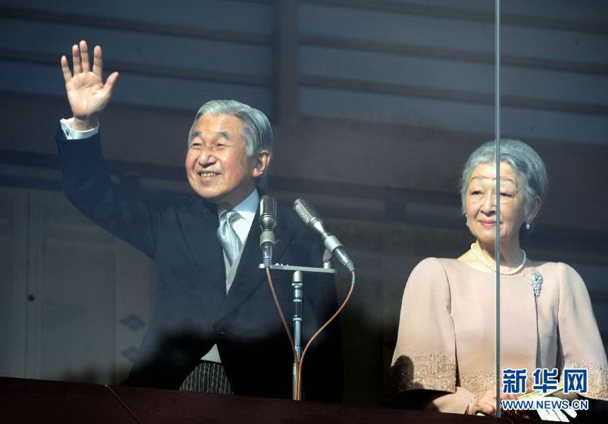 當?shù)貢r間12月23日，在位于日本東京的皇宮，日本明仁天皇向民眾致意。
