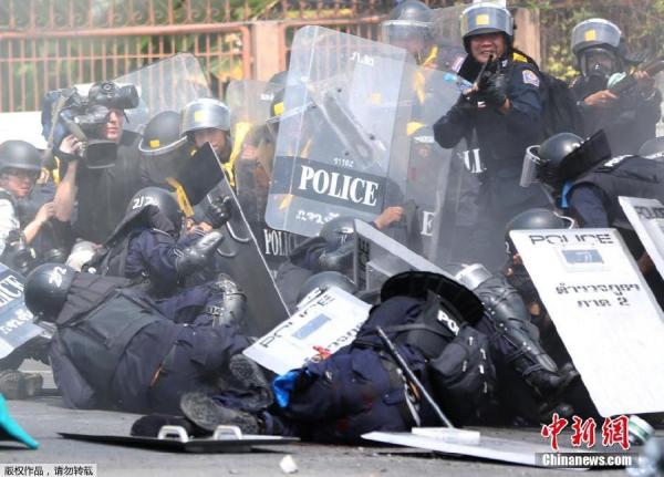 當地時間2月18日，泰國曼谷警方與示威者發(fā)生沖突。