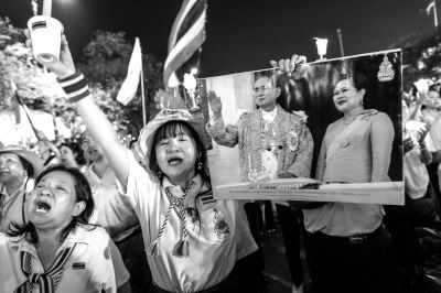 5日，泰國(guó)巴蜀府海濱度假勝地華欣，數(shù)萬民眾身穿國(guó)王的代表色“黃色”T恤，自發(fā)上街，口喊“國(guó)王萬歲”的口號(hào)。