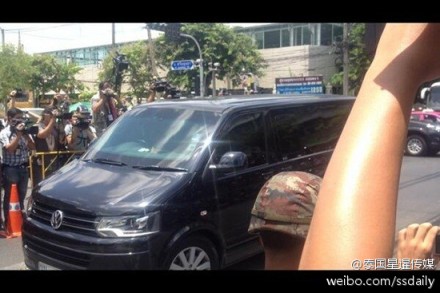 英拉乘坐其私人防彈車抵達(dá)軍方設(shè)施。