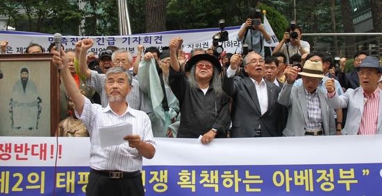 7月2日，在韓國首爾的日本駐韓國大使館前，民眾手持標(biāo)語參加抗議活動。