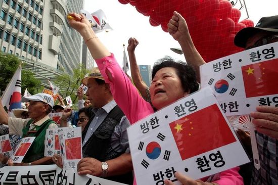 7月2日，在中國駐韓使館前，韓國民眾集會歡迎中國國家主席習(xí)近平訪韓，并打出寫有“釣魚島是中國的土地”字樣。