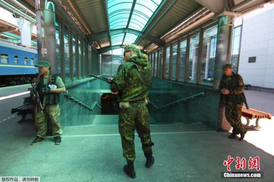 烏克蘭政府軍和民間武裝在頓涅茨克機(jī)場(chǎng)火車站附近發(fā)生激烈交火,火車站附近街道受到炮彈猛烈襲擊。