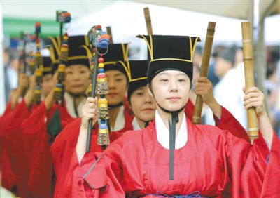 3日，韓國首爾，成均館內(nèi)，民眾穿著傳統(tǒng)服飾跳舞迎接中秋。中秋和春節(jié)一樣，是韓國最重要的傳統(tǒng)節(jié)日。