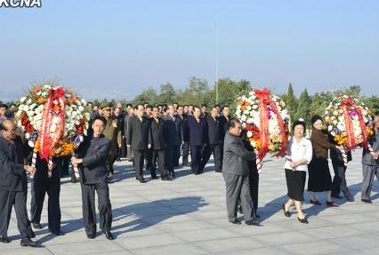 　朝鮮勞動(dòng)黨中央委員會(huì)、最高人民會(huì)議常任委員會(huì)和內(nèi)閣分別向銅像敬獻(xiàn)了花圈。
