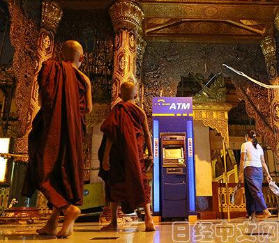 緬甸仰光大金塔寺也擺有ATM機。