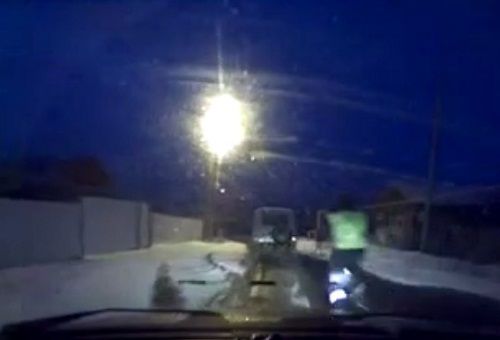 警車追逐中仍未追上可疑汽車，此時(shí)令人震驚的一幕出現(xiàn)，一名警察從警車中跳出來，向可疑車輛跑去。