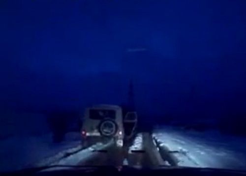 　　警察成功打開可疑汽車的車門并登上汽車，司機(jī)見狀立即停車及棄車逃走，警察則下車?yán)^續(xù)追捕司機(jī)。