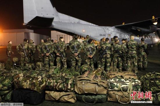 當(dāng)?shù)貢r間1月7日，法國軍人抵達巴黎布爾歇機場。他們將被部署在巴黎，以增強巴黎市的安保力量。