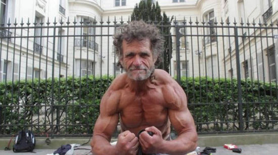 巴黎50歲流浪漢薩亞戈·雅克擁有一身壯碩的肌肉。（網(wǎng)頁截圖）