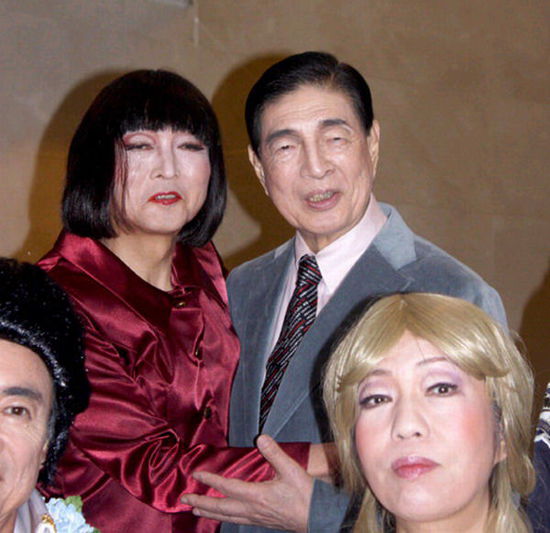 日本前首相鳩山由紀(jì)夫（后排左一）女性扮相演出音樂劇（網(wǎng)頁截圖）
