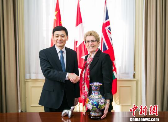 圖示省長韋恩（右）與薛冰總領(lǐng)事首度官式會晤。　安省/攝