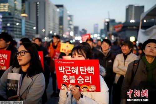 資料圖：當(dāng)?shù)貢r(shí)間3月10日上午，韓國(guó)憲法法院就總統(tǒng)彈劾案審判，樸槿惠被立即免去總統(tǒng)職務(wù)。當(dāng)晚，韓國(guó)民眾走上首爾街頭舉行燭光集會(huì)。