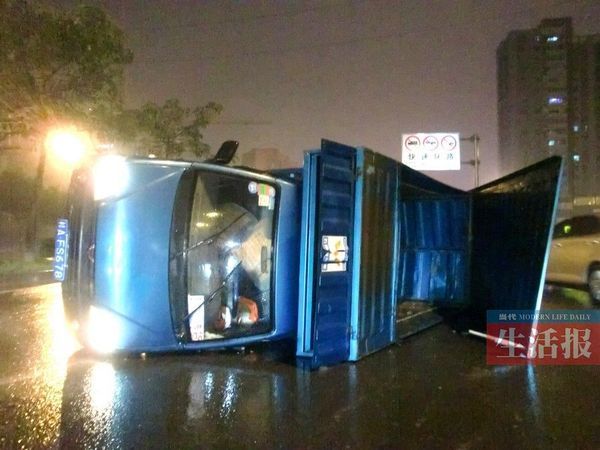 小貨車側(cè)翻現(xiàn)場(chǎng)。
