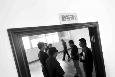  副經(jīng)理室裝修得相當(dāng)豪華，稱得上“土豪”級別