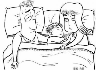 漫畫圖：男孩與父母同床睡。