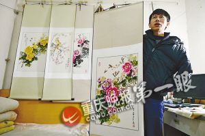 靠一根拇指夾畫筆，張啟輝繪出美麗色彩。