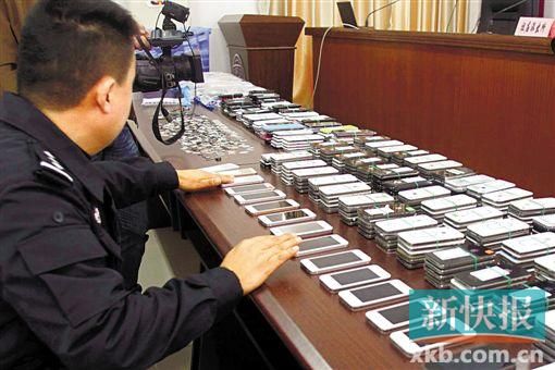 警方繳獲的贓物很多是高檔手機。新快報記者 陳榮炎/攝
