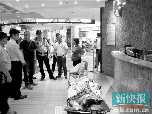 昨日，劉姐的行為引來眾人圍觀，警方再次到場進(jìn)行調(diào)解。