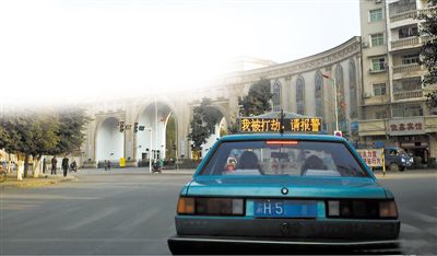 前天傍晚，石柱縣城內(nèi)，譚師傅開(kāi)著“我被打劫，請(qǐng)報(bào)警”的出租車(chē)載客，市民看到后紛紛報(bào)警。網(wǎng)絡(luò)截圖