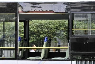 75路公交車車窗玻璃被砸碎。