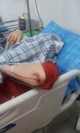 砸窗當事人胡女士在醫(yī)院接受治療。