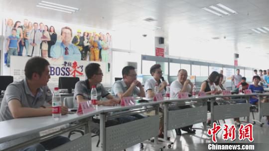 　招聘會現(xiàn)場，用人單位老板一字排開，與求職者面對面交流　李超慶　攝