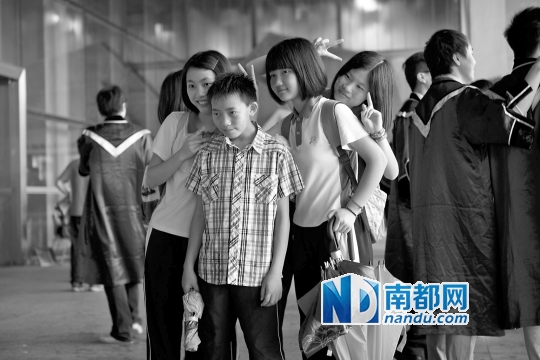6月22日上午,楊六斤參觀深圳大學(xué)科技樓,雖然來到康橋書院才兩星期,但他卻已經(jīng)融入了同學(xué)們的生活中。</p><p>　　