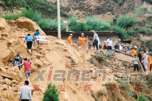 昨日，公安、消防人員在事故現(xiàn)場搜救