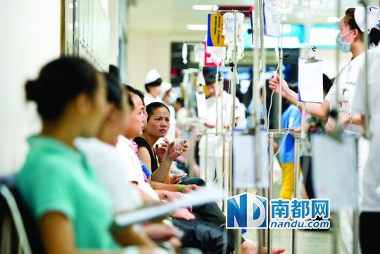 醫(yī)院走道坐滿了打吊針的員工。