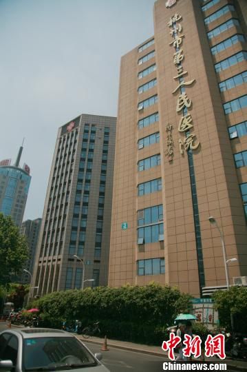 事發(fā)的醫(yī)院門口。 李晨韻 攝