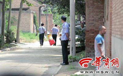 昨日，西安市閻良區(qū)譚家村，警方在事發(fā)的孫某家里勘查現(xiàn)場(chǎng)后，將提取的物證帶走 記者 黃利健 攝