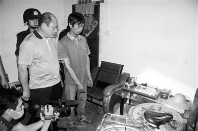 今年8月，我國(guó)內(nèi)地發(fā)生多起單身女性乘坐“黑車”后慘遭車主殺害的案件，被網(wǎng)友稱為“黑色8月”。