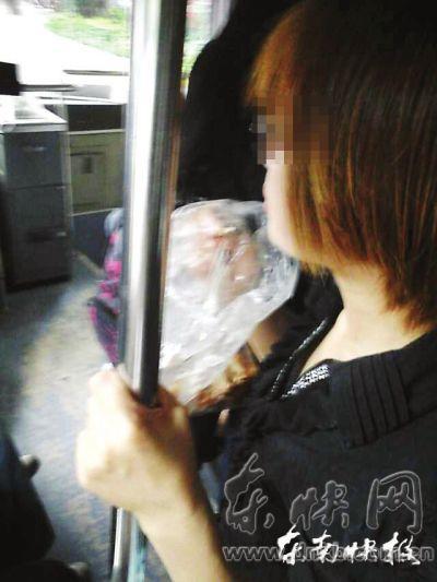 擁擠的公交車內(nèi)，這位姑娘正在嚼螃蟹網(wǎng)友供圖
