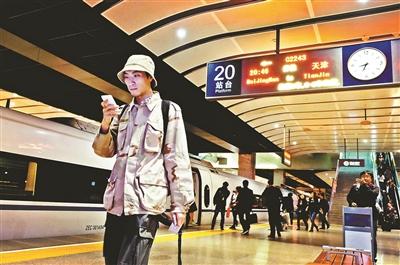 家住天津，在北京工作，呂先生每天乘坐京津城際列車上下班