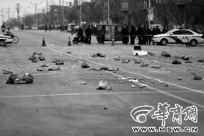 2014年1月6日，在蒲城縣迎賓路，警方在案發(fā)現(xiàn)場(chǎng)路面劃分了86個(gè)方格，提取現(xiàn)場(chǎng)遺留爆炸物品進(jìn)行取證