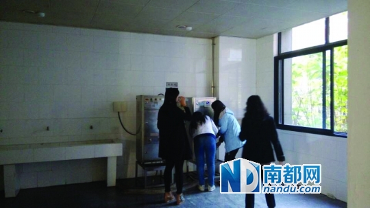 距接熱水的茶房約20米。 南都記者 張少杰 攝