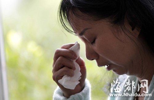 小梅的媽媽看到女兒發(fā)來的信息，就忍不住落淚