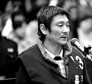 庭審時(shí)，鄭東稱自己想隨女兒一起去，請(qǐng)求法院判他死刑立即執(zhí)行