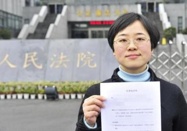 12月3日，起訴代理人出示公訴書。