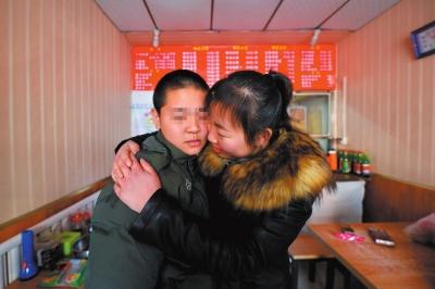 何女士找到了兒子小新后，把兒子緊緊抱在懷里。京華時報記者趙思衡攝