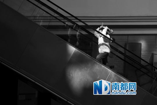 12月12日上午，正佳廣場內(nèi)，任淘淘在扶梯上奔跑玩耍。