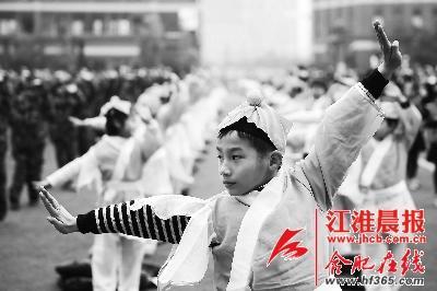學(xué)生們?cè)谶M(jìn)行集體武術(shù)操展示。