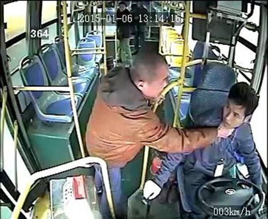 車載監(jiān)控視頻顯示，806路公交車司機(jī)袁宋林在車輛行駛中拒絕一乘車男子提出停車的要求后，遭到該男子的反復(fù)毆打。視頻截圖