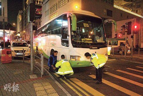 據(jù)香港明報報道，香港西九龍昨(8日)發(fā)生追趕村巴釀成的奪命車禍。