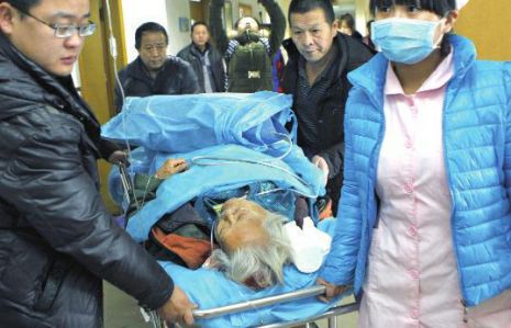 排隊領(lǐng)免費白菜，86歲老太摔倒顱內(nèi)出血。