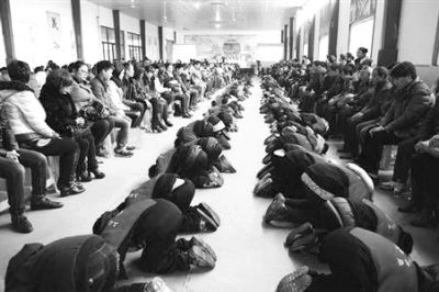 學生們在老師的指導下，一起給父母下跪謝恩。微博截圖