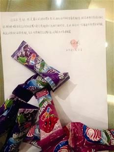 為表謝意，他特意買來20根棒棒糖送給民警。