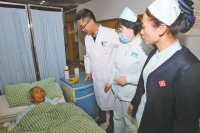 老人病治好了，可他卻一直躺在醫(yī)院的病床上。